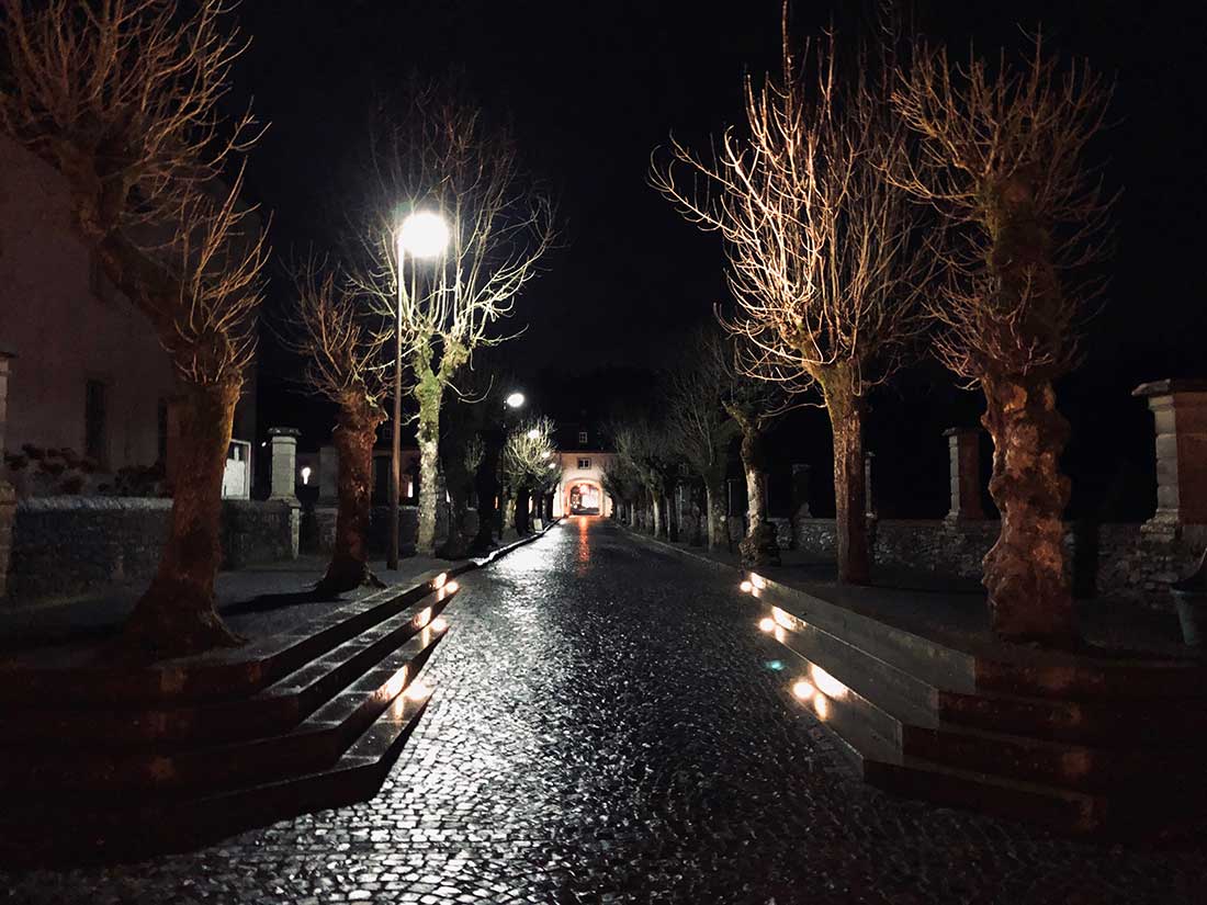 Weg zum Pfortenhaus bei Nacht
